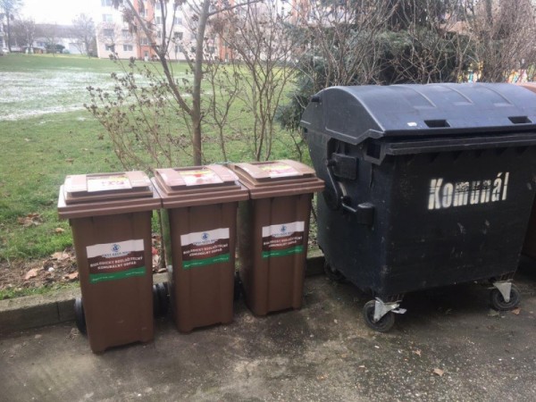 Zberné nádoby na kuchynský odpad sú na sídlisku Váh  už rozmiestnené