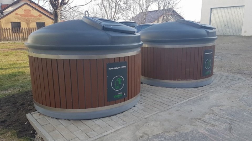 Mesto pokračuje v budovaní stojísk s polopodzemnými kontajnermi
