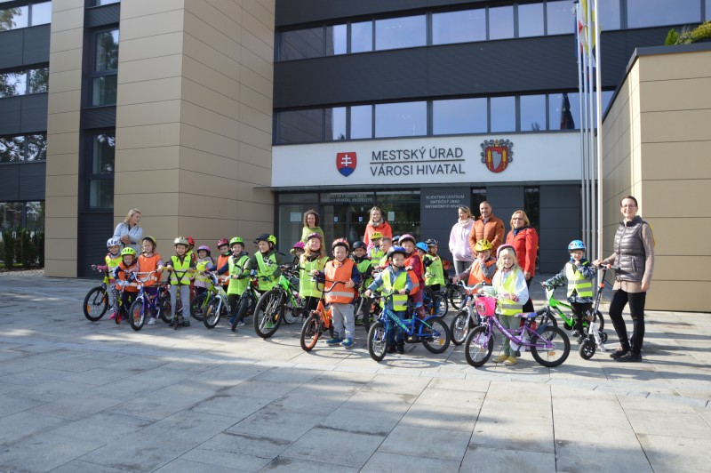 Škôlkari na bicykloch a kolobežkách