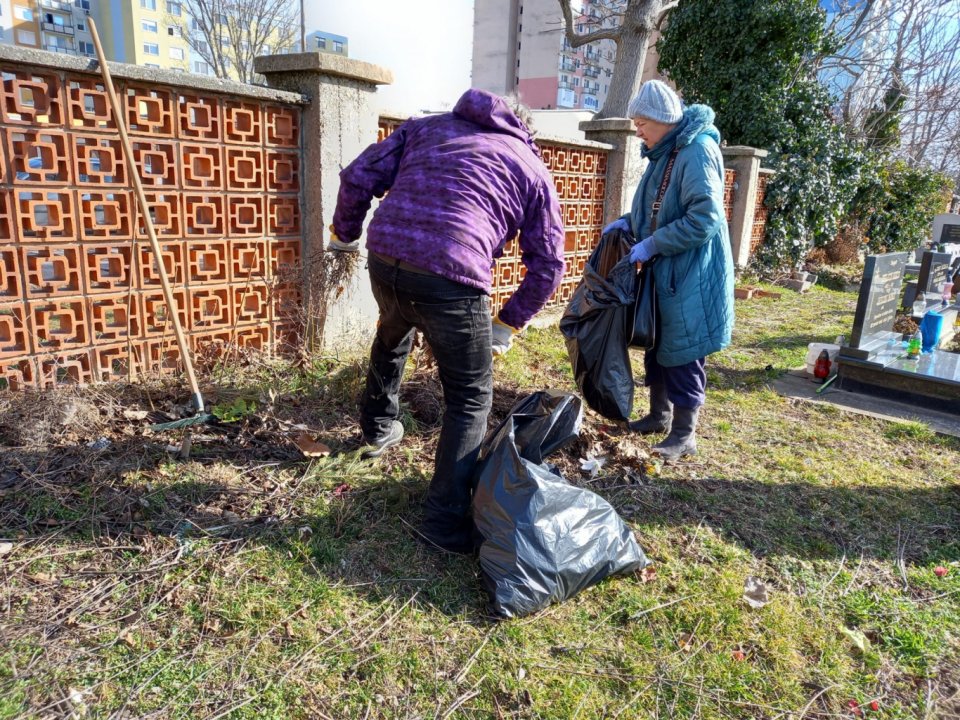 Ľudia bez domova upratovali v cintoríne