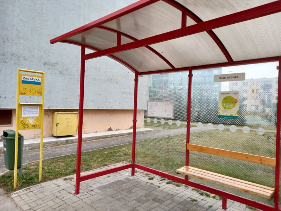 Rozbité sklo sme upratali