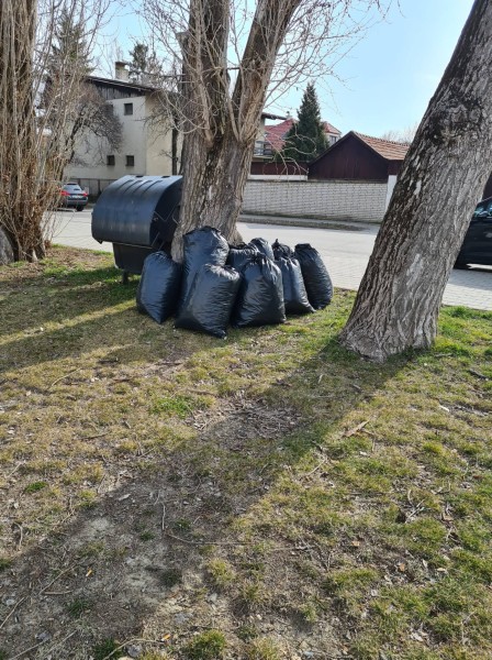 Zlomili lavicu, porozbíjali fľaše