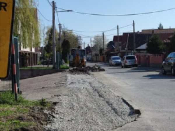 Opravujú chodník na Orechovej ulici