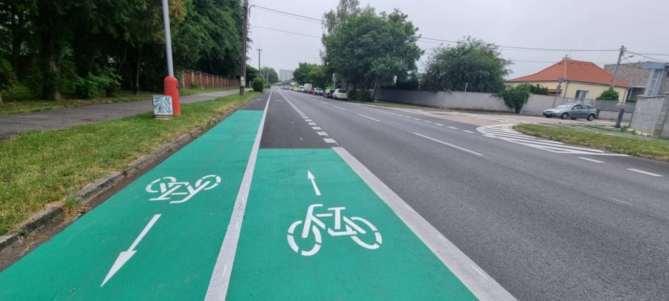 Cyklistický pás je už namaľovaný