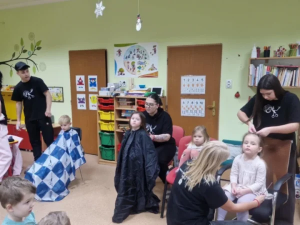 Stredoškoláci robili účesy škôlkarom