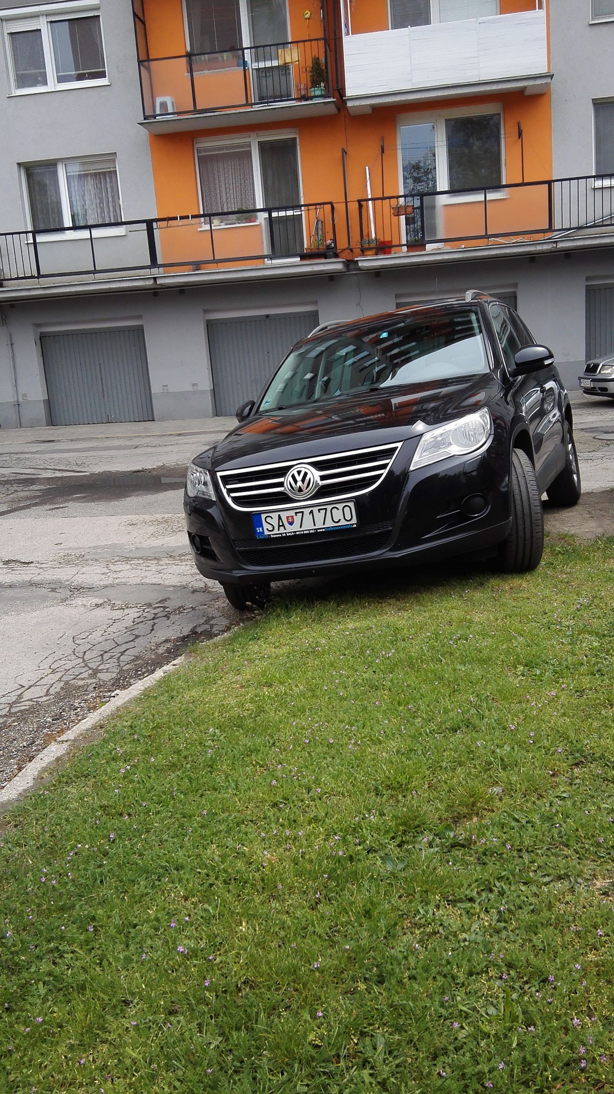 Parkovanie v križovatke aj na tráve